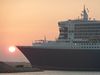 Majest&auml;tisch f&auml;hrt Queen Mary 2 im Morgengrauen in den Suezkanal ein.